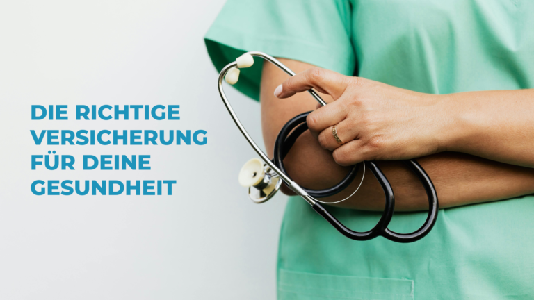 Eine Frau in einem Krankenhaus T-Shirt hält ein Stethoskop in der Hand, der Text daneben liest: die richtige Versicherung für deine Gesundheit